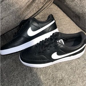 Women’s size 11 Nike low court vision